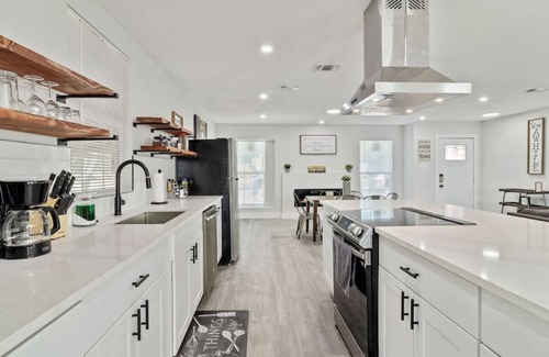 Jefferson House | WeWelcome you to our 4 Bed 3 Full Bath Duplex