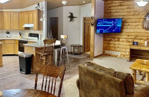 Lansing Cabin | Wexford Hollow Lodge w/ Hot Tub Jacuzzi & Pool
