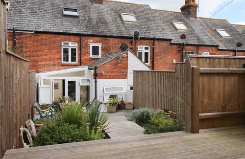 Weymouth Cottage | WEYBURY COTTAGE, pet friendly, with a garden in Brewers Quay Harbour