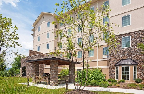 Oak Ridge Condo | WFH friendly | FREE Wi-Fi + Pool & Gym