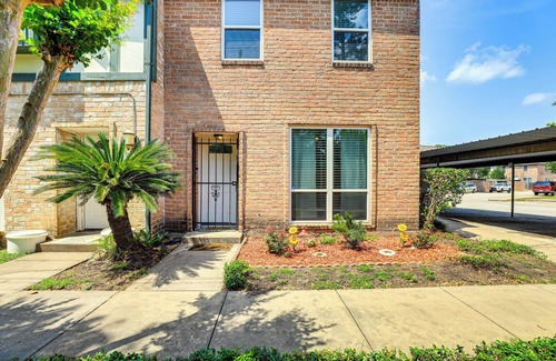Energy Corridor House | WFH Friendly, Pool Access: Houston Townhome!