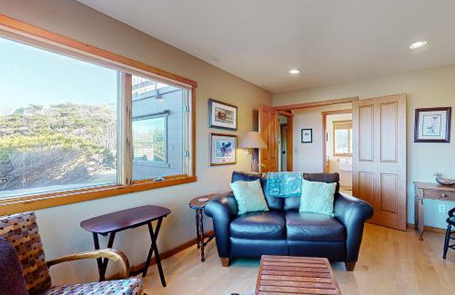Caspar House | Whale Rock