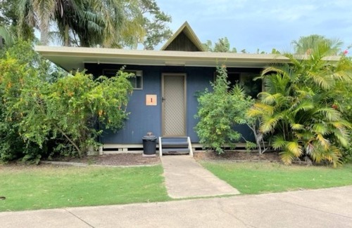 Urangan Cabin | Whale's Tail 1 BR Cabin - 300m to Beach.