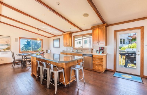 Dillon Beach House | WhaleWatch:Coastal Family Retreat w/Epic Views! WiFi/HotTub/GmRm/Pup
