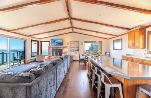 Dillon Beach House | WhaleWatch~Scenic Coastal Escape Perfect for Families, WiFi/HotTub/GmRm/Pup