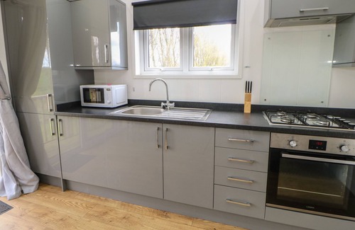 Hutton Rudby Cottage | WHARFDALE POD, pet friendly, with hot tub in Hutton Rudby