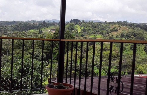 Grecia House | What A Retreat! In a pleasant neighborhood in the beautiful hills above Grecia.