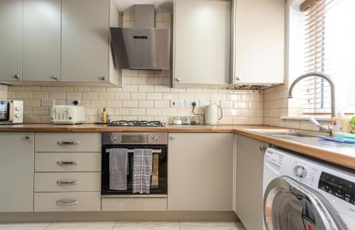 Swindon House | Wheatcroft Sleeps 7 Long Stays Parking and Wi-Fi