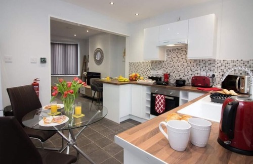 Doncaster House | Wheatley House - Newly renovated 3 bed property, walking distance from Doncaster town centre and ...