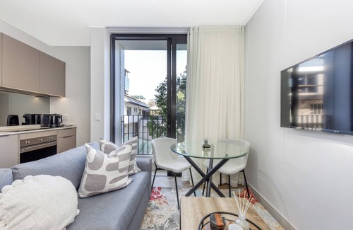 Greater Johannesburg Metropolitan Area Apartment | Where Business Meets Pleasure, Luxe Retreat