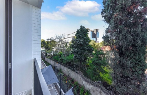 Greater Johannesburg Metropolitan Area Apartment | Where Elegance Meets Ease | One Rosebank Retreat