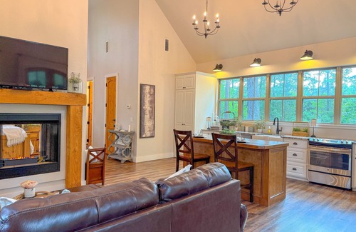 Smithville Cabin | Where Romance Meets the Mountains + Hot Tub + Outdoor Shower