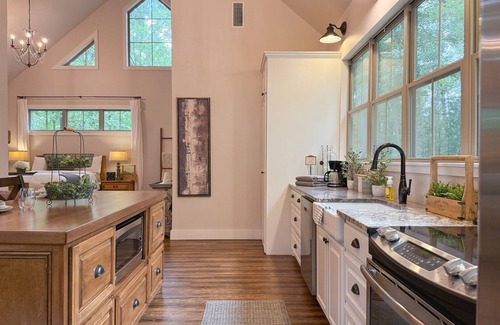 Smithville Cabin | Where Romance Meets the Mountains + Hot Tub + Outdoor Shower