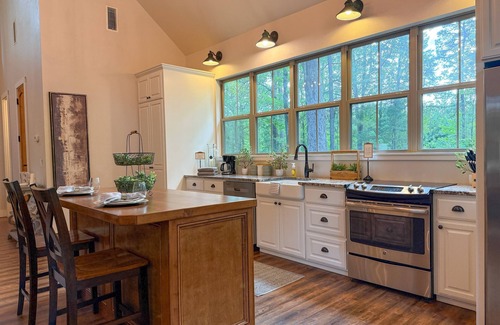 Smithville Cabin | Where Romance Meets the Mountains + Hot Tub + Outdoor Shower