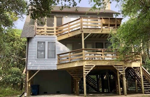 Duck House | Where the green trees meet the blue seas! Short walk to the beach & pet friendly