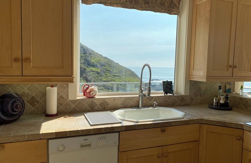 Yachats House | Where Views, Stars & Wildlife Meet: Your Secluded Cliffside Escape Awaits!
