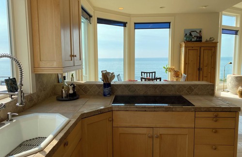 Yachats House | Where Views, Stars & Wildlife Meet: Your Secluded Cliffside Escape Awaits!