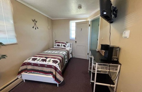 Bonesteel Hotel | Whetstone Bay Lodge Room 7 - Sleeps 3