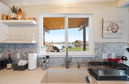 Lagoon Point Cottage | Whidbey Waterfront Retreat- Fireplace - Steps to Beach - Bird Watching