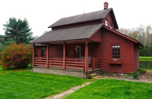 Dundee Cottage | Whimsical Cottage w/Pond View