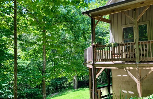 Vesuvius Cabin | Whimsical Creekside Cabin