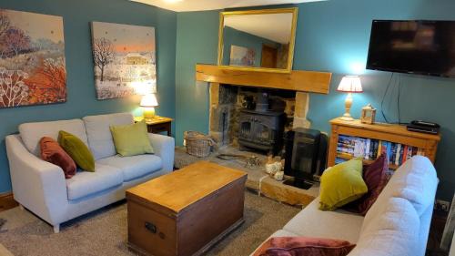 Tansley House | Whimsy by the Peaks - dogs stay free, private parking, fenced garden, pub