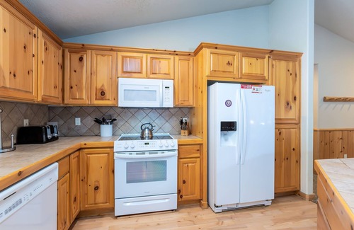 Deer Park House | WHIS02 - Quiet North End Location, Elegant Contemporary Ranch, Hot Tub