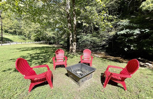 Townsend Cabin | Whisper Creek (2-Bedroom Cabin) - Pets Allowed by RedAwning