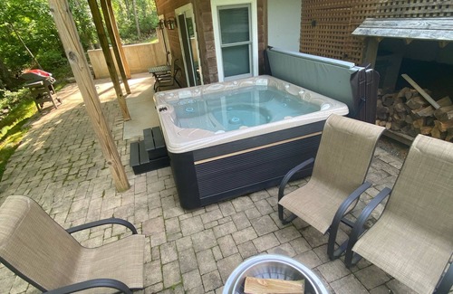 Schuyler Cottage | Whisper Creek Lodge! Lower Level Suite!