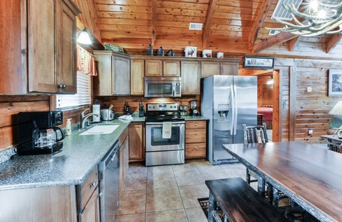 Branson Cedars Cabin | Whispering Moose | 3 Bed, 2 Bath