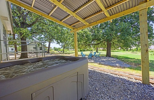 Madill Cabin | Whispering Oak Cabin- LAKEFRONT getaway with a Jacuzzi in Texoma Shores Resort