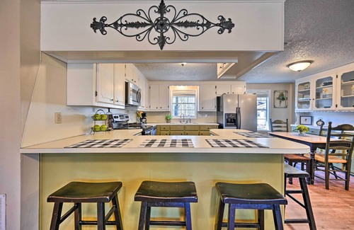 Broken Bow Cottage | 'Whispering Oaks' Broken Bow Cottage Near Hiking!