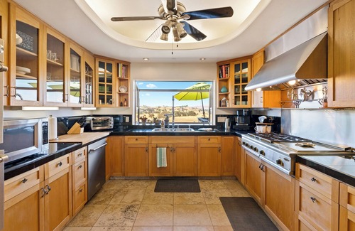 Paso Robles House | Whispering Oaks Manor-Pets Welcome, Spa, Game Room