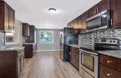Lake Park House | Whispering Palms Beach House-4BD/2BA-sleeps 8 Pet ok-Very central area in Naples