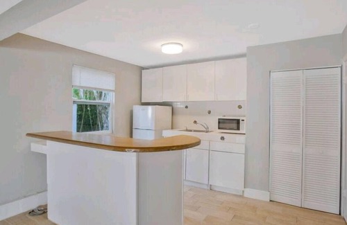 Lake Park House | Whispering Palms Beach House-4BD/2BA-sleeps 8 Pet ok-Very central area in Naples