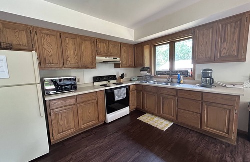 Sturgeon Bay House | Whispering Pines By The Bay, quiet seclusion near water and town