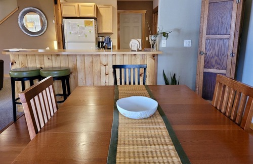 Winthrop Condo | Whispering Pines Condo-Close to Downtown Winthrop and Ski Trailhead!