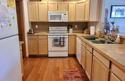 Winthrop Condo | Whispering Pines Condo-Close to Downtown Winthrop and Ski Trailhead!