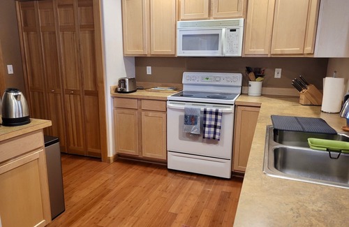 Winthrop Condo | Whispering Pines Condo-Close to Downtown Winthrop and Ski Trailhead!