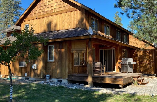 Winthrop Condo | Whispering Pines Condo-Close to Downtown Winthrop and Ski Trailhead!