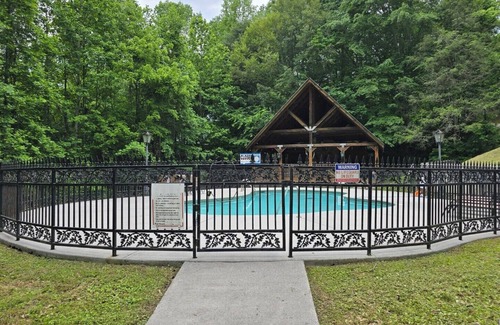 Townsend Cabin | Whispering Pines - Enclosed Hot Tub/Gas Fireplace/Secluded/Sleeps 5