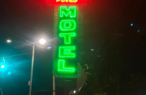 Asheville Hotel | Whispering Pines Motel