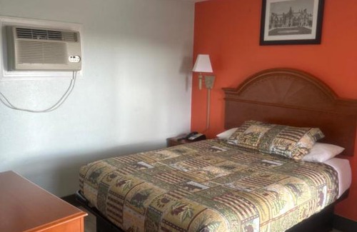 Asheville Hotel | Whispering Pines Motel