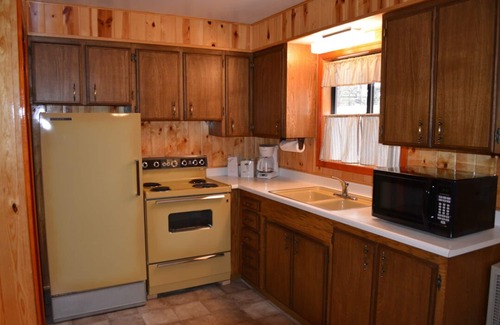 Pinetop-Lakeside Cabin | Whispering Pines Resort- Cabin #14