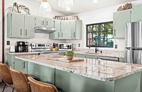 Sturgeon Lake Cabin | Whispering Pines-HOT TUB-SAUNA-GOLF-FISH-SWIM