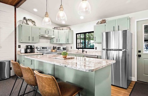 Sturgeon Lake Cabin | Whispering Pines-HOT TUB-SAUNA-GOLF-FISH-SWIM