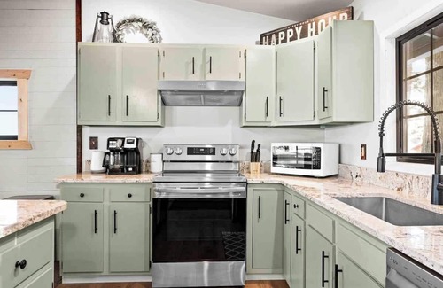 Sturgeon Lake Cabin | Whispering Pines-HOT TUB-SAUNA-GOLF-FISH-SWIM