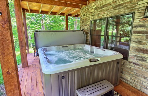 South Bloomingville Cabin | Whispering Trees Lodge , sleeps 10, 4 miles from Old Man's Cave