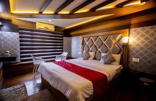 Alappuzha Hotel | Whispering Waters Houseboat