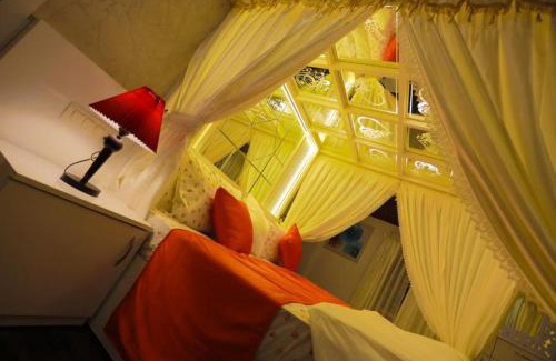 Alappuzha Hotel | Whispering Waters Houseboat